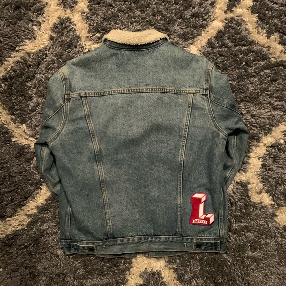 Levi’s Vintage Fit Sherpa Trucker Jacket - Picture 3 of 3
